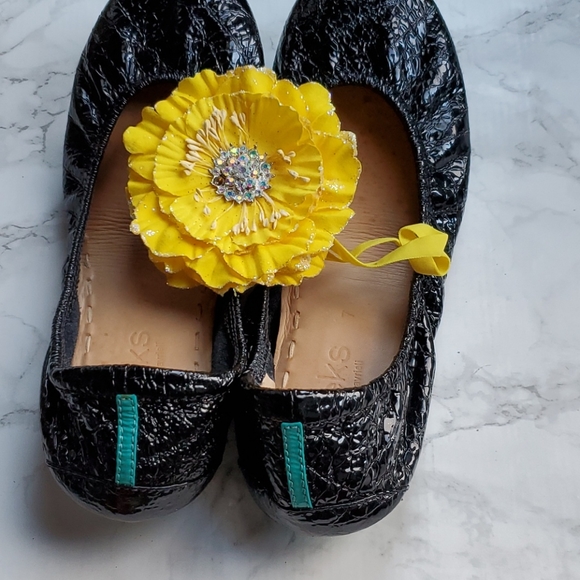 Tieks obsidian black croc patent leather ballet flats with box and flower - Picture 17 of 17